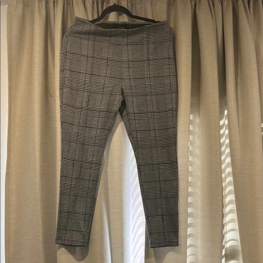 Tahari Black and White Knit Leggings